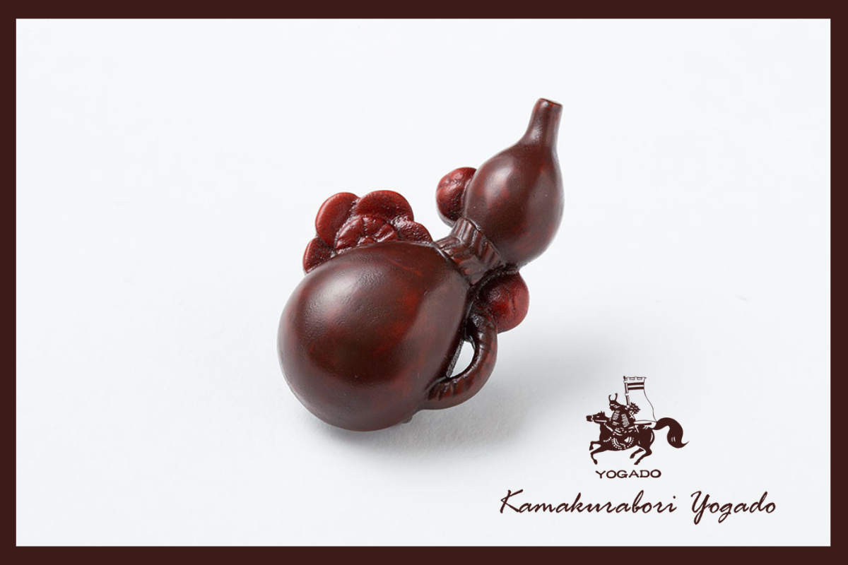 春の鎌倉散策に。和装を上品に彩る鎌倉彫の帯留めと花文様