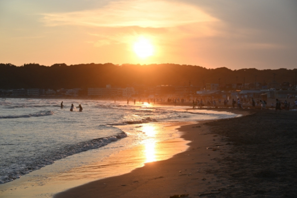 夕暮れの材木座海岸