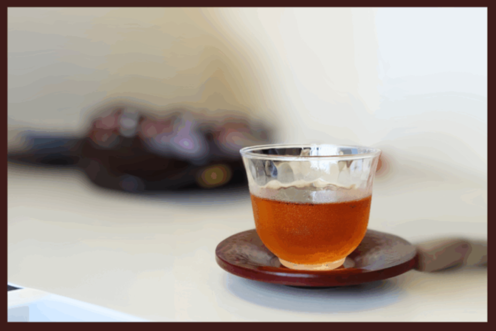おもてなしの心を形にする「お盆」と「茶托」の役割