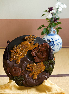 鎌倉彫は格式高い贈り物として古くから婚礼の引出物やお祝いの品に使用されています