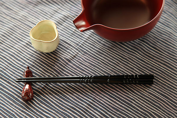 鎌倉での結婚式の引出物に伝統ある鎌倉彫の夫婦箸や縁起物の和食器がおすすめです