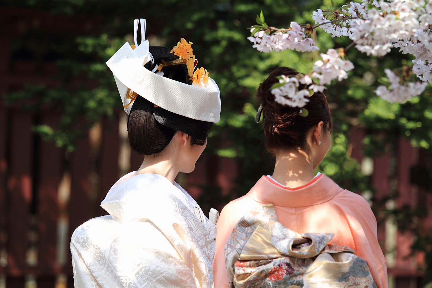 和式の結婚式が人気の鎌倉から和の引き出物として伝統ある鎌倉彫の贈答品をお届けします