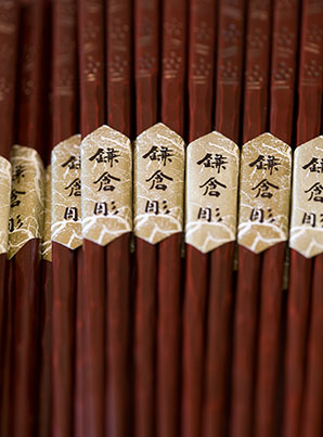 婚礼の引き出物やその他贈り物に鎌倉彫の箸も人気です